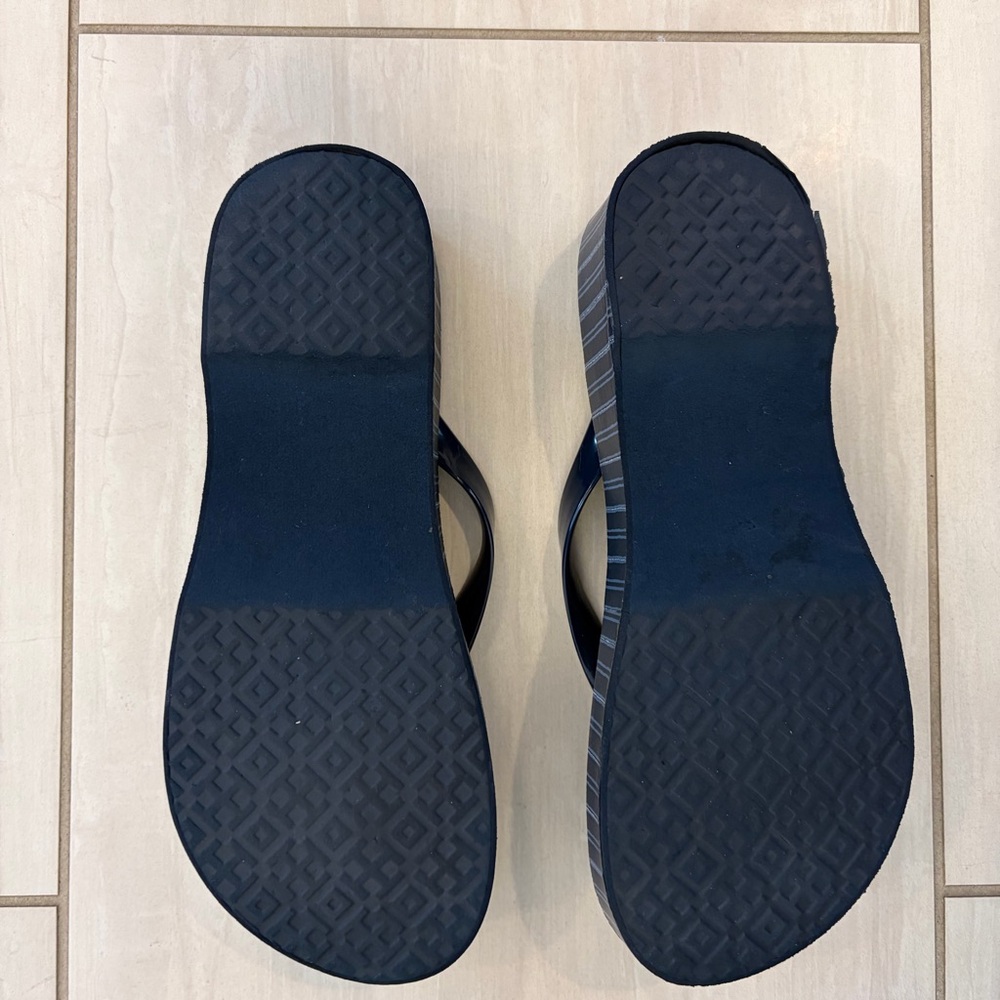 Tory Burch Black Flip Flops with Light Blue Dot Print and Gold Logo - Picture 4 of 5